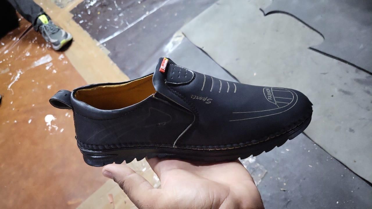 Men’s Ultra-Comfort Soft Leather Casual Shoes – Effortless Style in Every Step (Black, Slip-On)